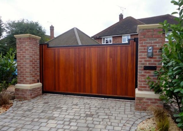 Cổng gỗ trượt tự động - motorcongtudong.com.vn